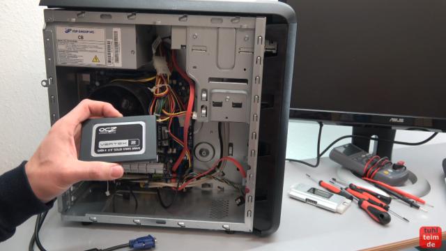 PC defekt - geht nicht an - Bildschirm bleibt schwarz - Reparaturanleitung - zuerst die Festplatte oder SSD ausbauen