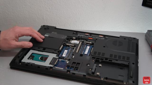 Acer Notebook defekt - öffnen und reparieren - Mainboard ausbauen - V3 771G - Bodenplatte entfernen
