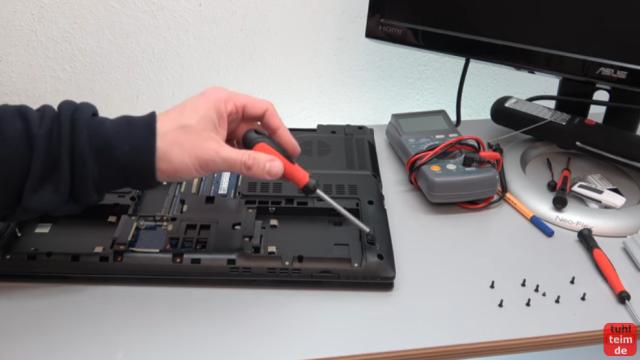Acer Notebook defekt - öffnen und reparieren - Mainboard ausbauen - V3 771G - weitere Schrauben aus dem Notebookboden entfernen