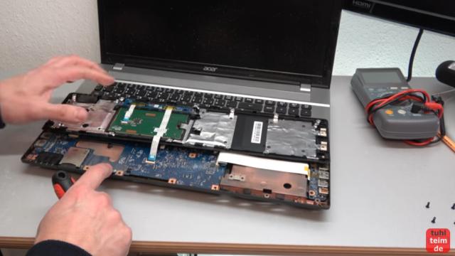 Acer Notebook defekt - öffnen und reparieren - Mainboard ausbauen - V3 771G - Abdeckung mit Touchpad ausbauen