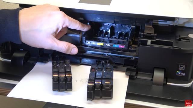 Canon Pixma Drucker Druckkopf auswechseln - ausbauen - wechseln - jetzt den Druckkopf mit der Hand etwas nach rechts schieben