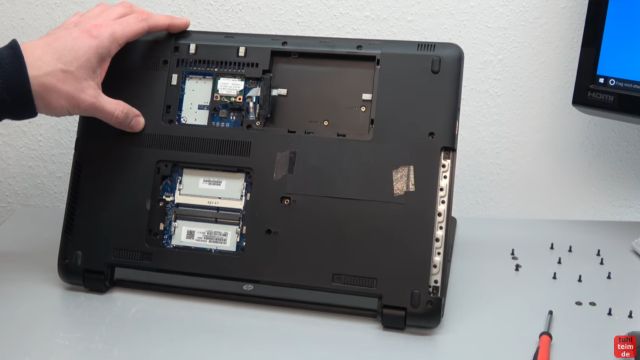 HP Notebook funktioniert nicht mehr - Bildschirm bleibt schwarz - aufschrauben und prüfen - Schrauben aus dem Boden entfernen