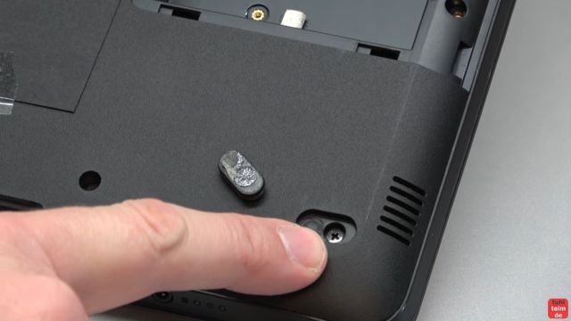 HP Notebook funktioniert nicht mehr - Bildschirm bleibt schwarz - aufschrauben und prüfen - unter den Gummifüßen sind weitere Schrauben versteckt