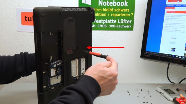 HP Notebook funktioniert nicht mehr - Bildschirm bleibt schwarz - aufschrauben und prüfen - mit einem Schraubenzieher in die Schraublöcher mit Tastatursymbol vorsichtig drücken