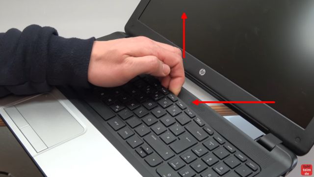 HP Notebook funktioniert nicht mehr - Bildschirm bleibt schwarz - aufschrauben und prüfen - von unten drücken und oben die Tastatur greifen und hochziehen
