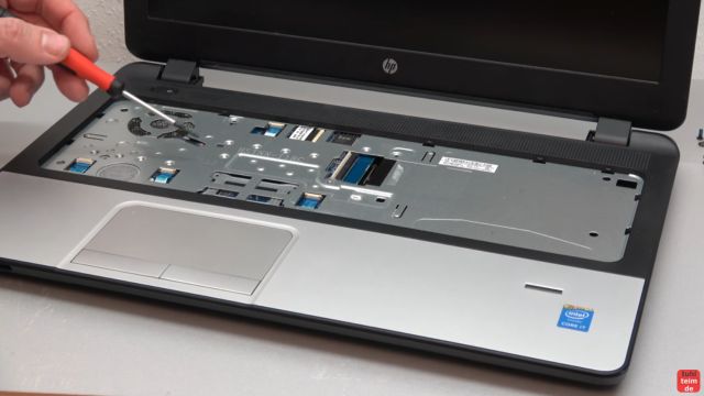 HP Notebook funktioniert nicht mehr - Bildschirm bleibt schwarz - aufschrauben und prüfen - jetzt, wenn vorhanden, alle Schrauben unter der Tastatur entfernen