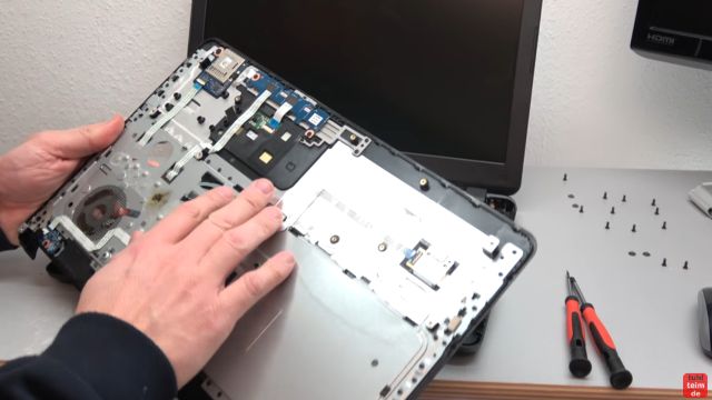 HP Notebook funktioniert nicht mehr - Bildschirm bleibt schwarz - aufschrauben und prüfen - Oberschale mit Touchpad und Schaltern entfernen