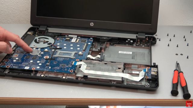 HP Notebook funktioniert nicht mehr - Bildschirm bleibt schwarz - aufschrauben und prüfen - Mainboard, Lüfter und Kabel sind jetzt zugänglich