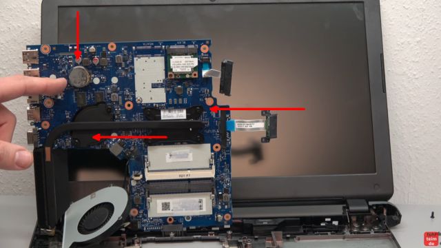 HP Notebook funktioniert nicht mehr - Bildschirm bleibt schwarz - aufschrauben und prüfen - Schrauben aus dem Mainboard entfernen und Mainboard hochklappen: CMOS-Batterie
