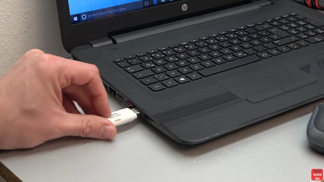 Neues Notebook einrichten - Teil 2 - Windows 10 komplett neu installieren - den Windows 10 USB-Installationsstick einstecken