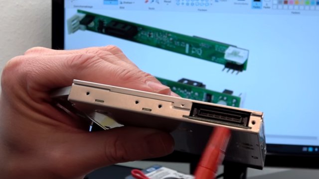 Notebook DVD Laufwerk extern an USB oder in PC einbauen an SATA - optisches Laufwerk mit PATA-Schnittstelle und Adapter im Hintergrund