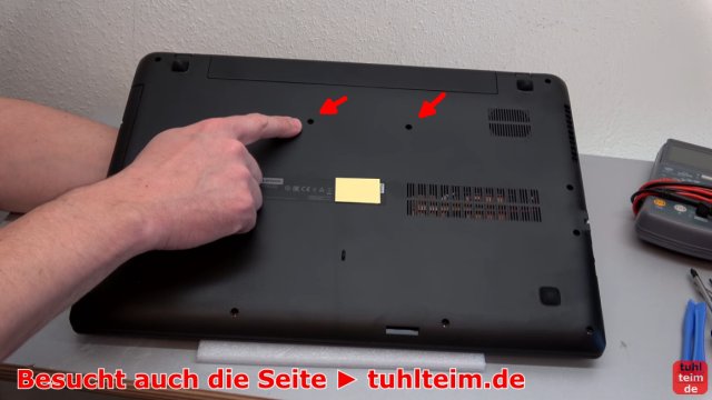 Lenovo V110 Notebook öffnen - Akku SSD Lüfter Tastatur wechseln - diese beiden Schrauben befestigen die Tastatur