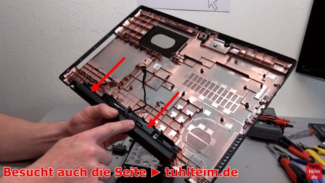 Lenovo V110 Notebook öffnen - Akku SSD Lüfter Tastatur wechseln - der verschraubte Akku in der Unterschale