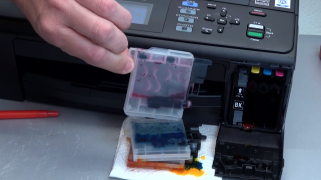 Brother Tintenstrahldrucker reinigen - Druckkopf druckt kein Schwarz - diese Patronen sind fast leer und laufen aus