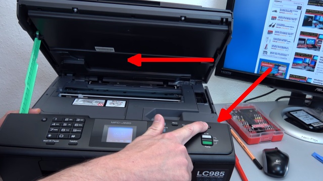 Brother Tintenstrahldrucker reinigen - Druckkopf druckt kein Schwarz - Druckerabdeckung öffnen und STOPP-Taste gedrückt halten