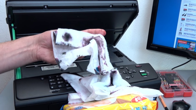 Brother Tintenstrahldrucker reinigen - Druckkopf druckt kein Schwarz - mehrere Tücher nach einer Reinigung