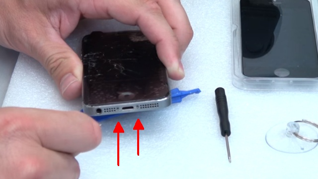 iPhone 5s Display Reparatur + Home Button einfach tauschen - zwei Schrauben lösen