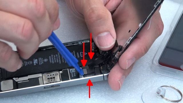 iPhone 5s Display Reparatur + Home Button einfach tauschen - drei Stecker des Displays lösen