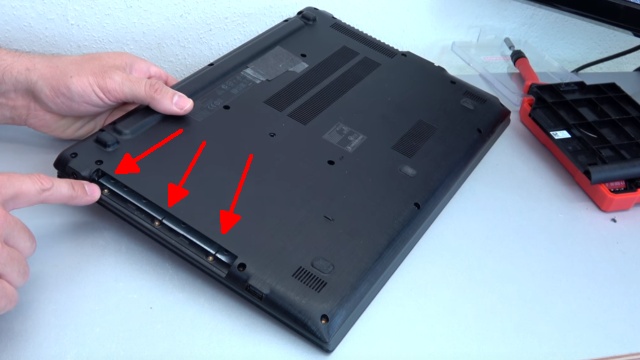 Acer Aspire E15 Laptop Notebook öffnen - HDD SSD Akku Batterie RAM Lüfter wechseln - unter dem Dummy sind noch drei Schrauben versteckt