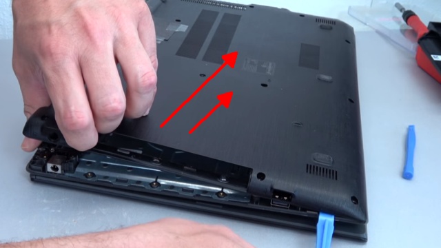 Acer Aspire E15 Laptop Notebook öffnen - HDD SSD Akku Batterie RAM Lüfter wechseln - Deckel vorischtig abnehmen - anfangen beim Stromstecker