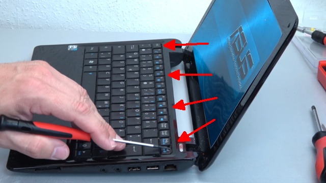 Asus eeePC Netbook / Laptop öffnen - HDD SSD RAM Lüfter Tastatur tauschen - reparieren - 4 Laschen der Tastatur entfernen