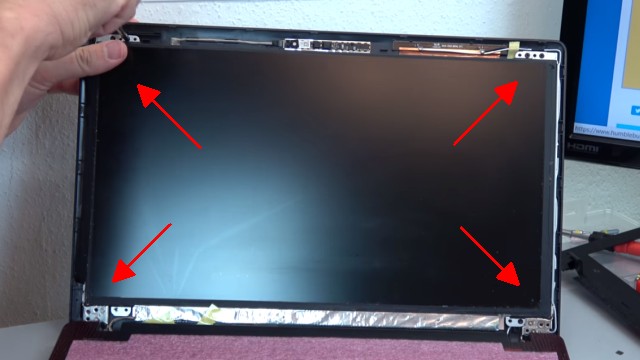 Laptop Display wechseln in 10 Minuten - Passendes Notebook Display kaufen - alle Schrauben an den Bildschirmlaschen entfernen