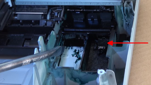 HP Drucker Tintenauffangbehälter voll - Tinte läuft unten aus dem Drucker - großer Tintenklumpen auf dem Auffangschwamm