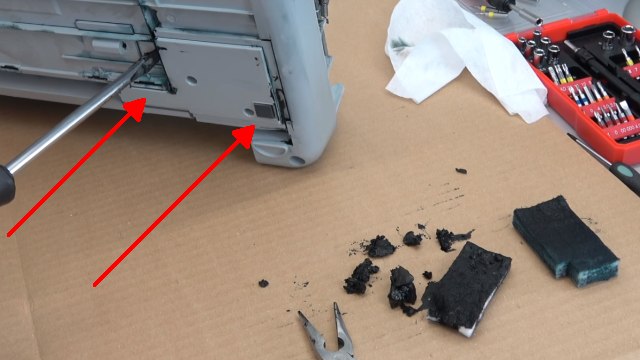 HP Drucker Tintenauffangbehälter voll - Tinte läuft unten aus dem Drucker - aus dem Auffangbehälter läuft die Tinte aus