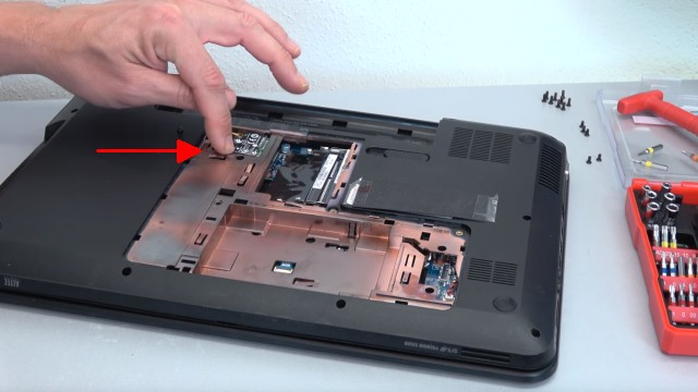HP Pavilion g6 Laptop öffnen - Lüfter reinigen SSD einbauen Tastatur ausbauen - alle Schrauben aus dem Boden entfernen