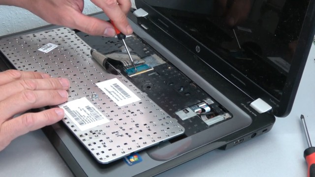 HP Pavilion g6 Laptop öffnen - Lüfter reinigen SSD einbauen Tastatur ausbauen - Tastatur herausziehen und Stecker lösen