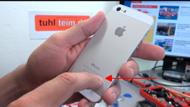 iPhone Display Reparatur in 10 Minuten - Kaufen Austausch Wechsel - iPhone Modell steht auf der Rückseite