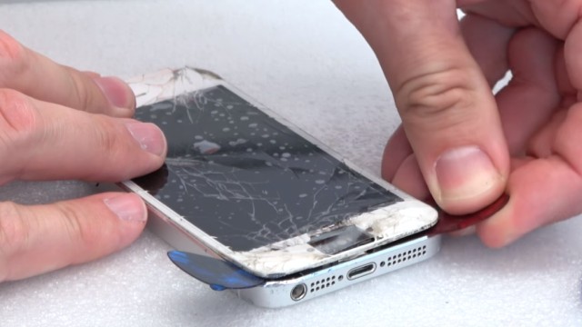 iPhone Display Reparatur in 10 Minuten - Kaufen Austausch Wechsel - hebt mit zwei Plektren das defekte Display vorsichtig an