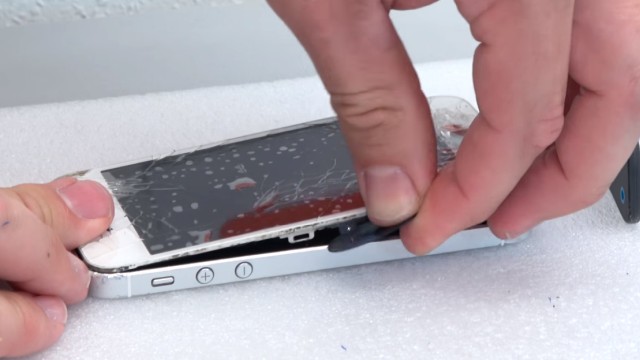 iPhone Display Reparatur in 10 Minuten - Kaufen Austausch Wechsel - dann beide Seite lösen und anheben