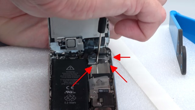 iPhone Display Reparatur in 10 Minuten - Kaufen Austausch Wechsel - entfernt die drei Schrauben