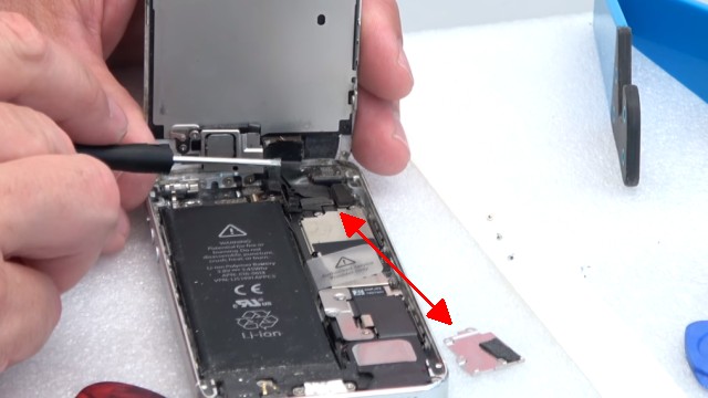 iPhone Display Reparatur in 10 Minuten - Kaufen Austausch Wechsel - und entfernt dann die Metallplatte