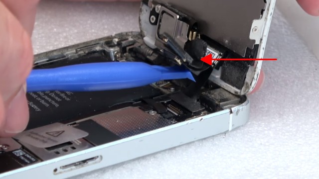 iPhone Display Reparatur in 10 Minuten - Kaufen Austausch Wechsel - löst mit dem Plastiktool die drei Stecker