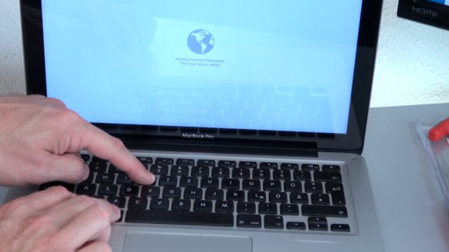 Apple MacBook Pro auf Werkseinstellung zurücksetzen - Festplatte löschen - OSX neu installieren - Macbook einschalten - Weltkugel erscheint