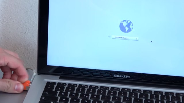 Apple MacBook Pro auf Werkseinstellung zurücksetzen - Festplatte löschen - OSX neu installieren - per LAN oder WLAN mit Internet verbinden