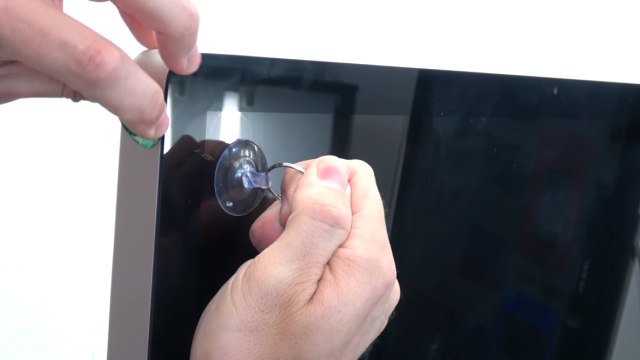 Apple iMac 27 Retina | Pro öffnen - Scheibe entfernen - Display HDD ausbauen - Frontscheibe lässt sich an der Oberseite anheben