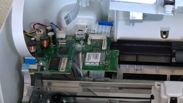 HP Drucker nagelneu und schon defekt - alle LEDs blinken - Tipps zur Fehlersuche - Kabel prüfen und neu aufstecken