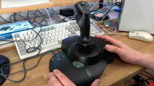 Microsoft Sidewinder Joysticks Force Feedback Pro aus den 1990ern mit