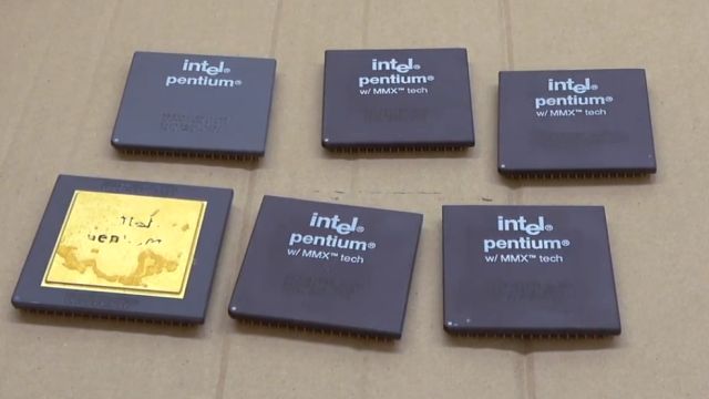 Zuschauerpakete mit Hardware auspacken - 2x DOM - Mainboards - 6x CPU - HDDs - Grafikkarten - Intel-CPUs aus den 90ern - Pentium 60, MMX