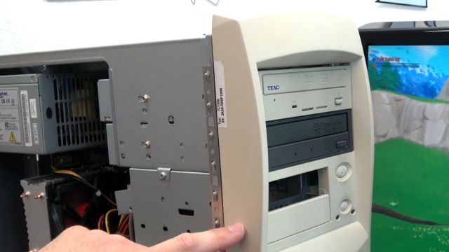 Fortnite auf kostenlosem Sperrmüll-PC - Originalgehäuse - zwei CD/DVD-Brenner eingebaut