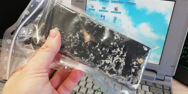 Toshiba Notebook Batterie ist ausgelaufen - Säurereste eingetrocknet