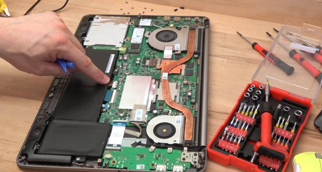 Laptop geht nicht mehr an - fest verbauter Akku - Stecker lösen oder ausbauen