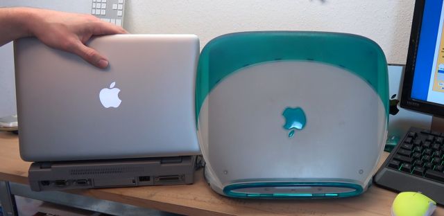 Apple iBook G3 Clamshell Blueberry - Apple Logo auf dem Kopf