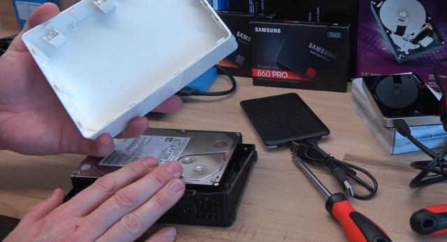 Festplatte selber bauen - fertige Toshiba USB-Festplatte im Plastikgehäuse