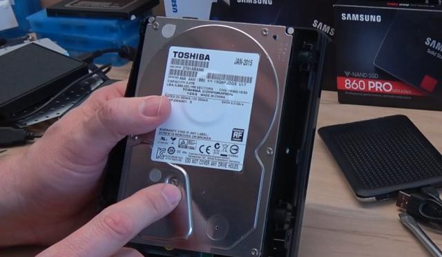 Festplatte selber bauen - Toshiba Festplatte im Plastik-Gehäuse