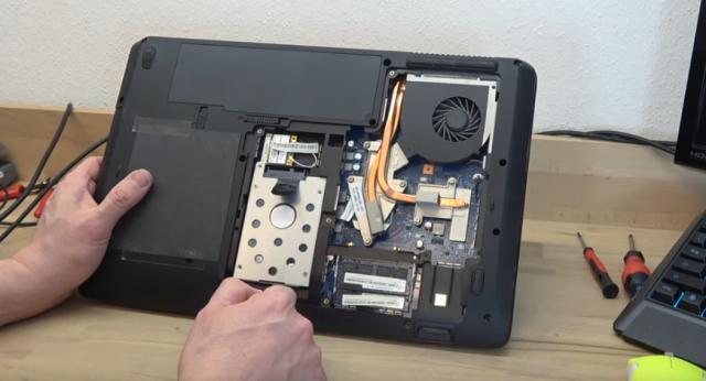 Notebook lässt sich nicht einschalten - Laptop geöffnet mit Lüfter und SSD