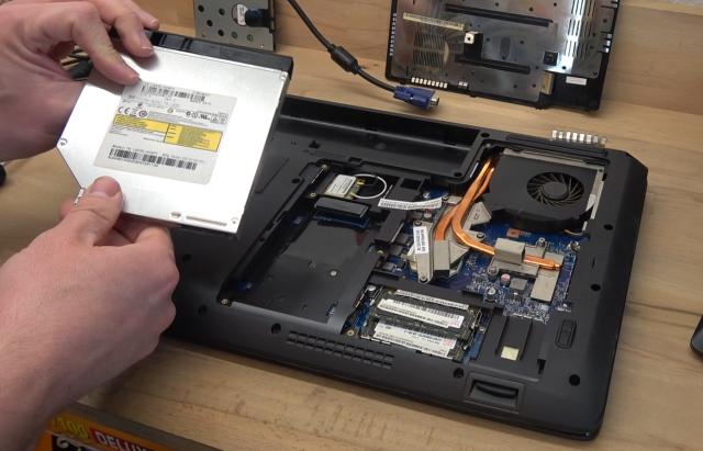 Notebook schaltet sich nicht mehr ein - Ausbau und Tausch von SSD und RAMs